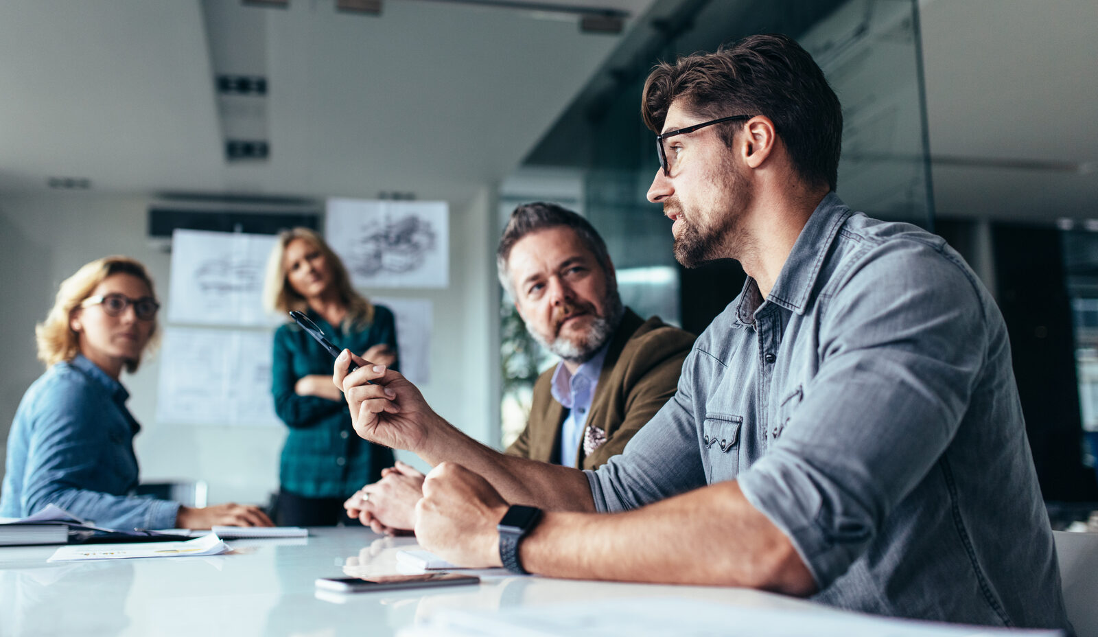 Kanzlei-Team bespricht die Digitalisierungsstrategie am Konferenztisch